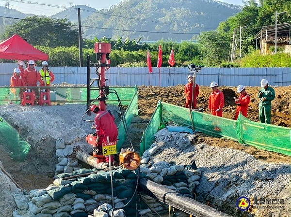 35梅州项目2号点平衡孔开孔完成，管道压力2.3MPa，两处封堵孔，一处囊孔开始开孔。