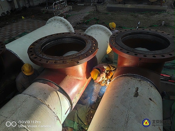 14实华原油储备基地扩能9001000封堵项目第二个管件横缝焊接完成第三条900管线开始焊接横缝