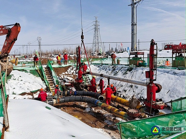 93东营上游开始新旧管线连头,焊接发球筒 93东营上游开始新旧管线连头,焊接发球筒